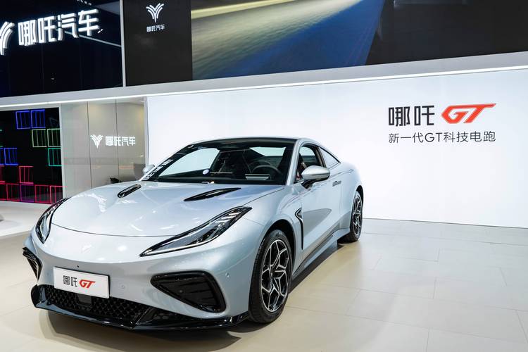 广州100哪吒汽车在智能汽车领域的表现，领途汽车在新能源汽车市场中的影响力